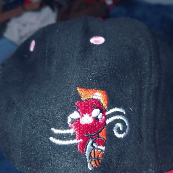 Chicago Bulls BMO Hat Artist Series Windy City Bulls SGA 3/29/2024 - Picture 5 of 9